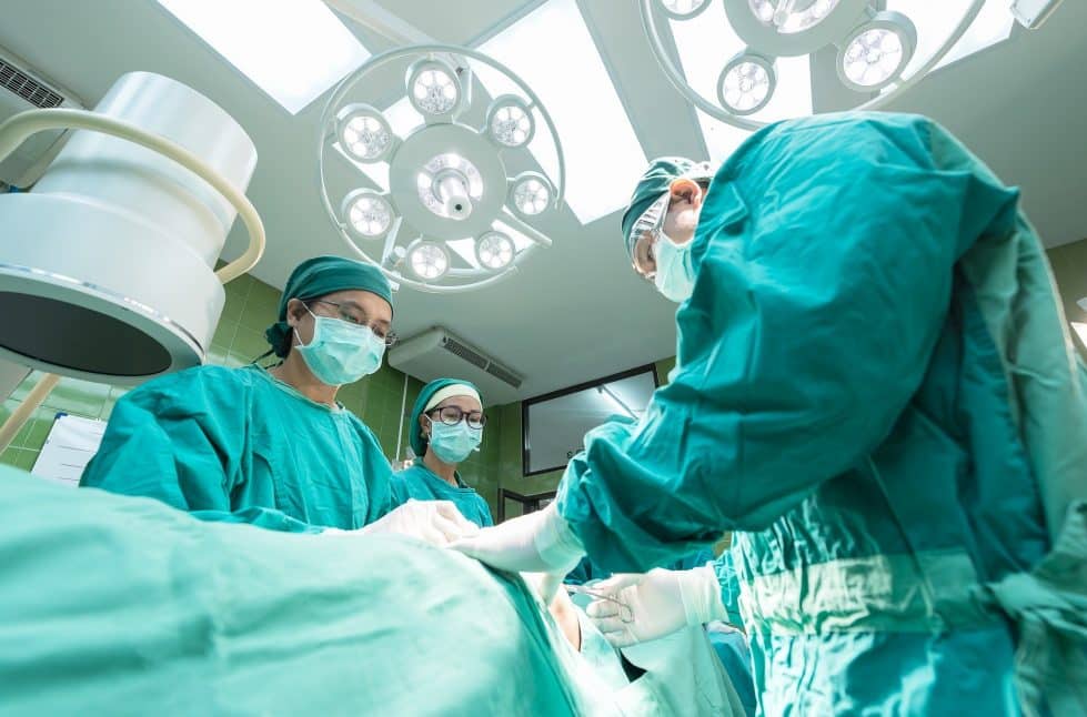 хирурги во время операции фото