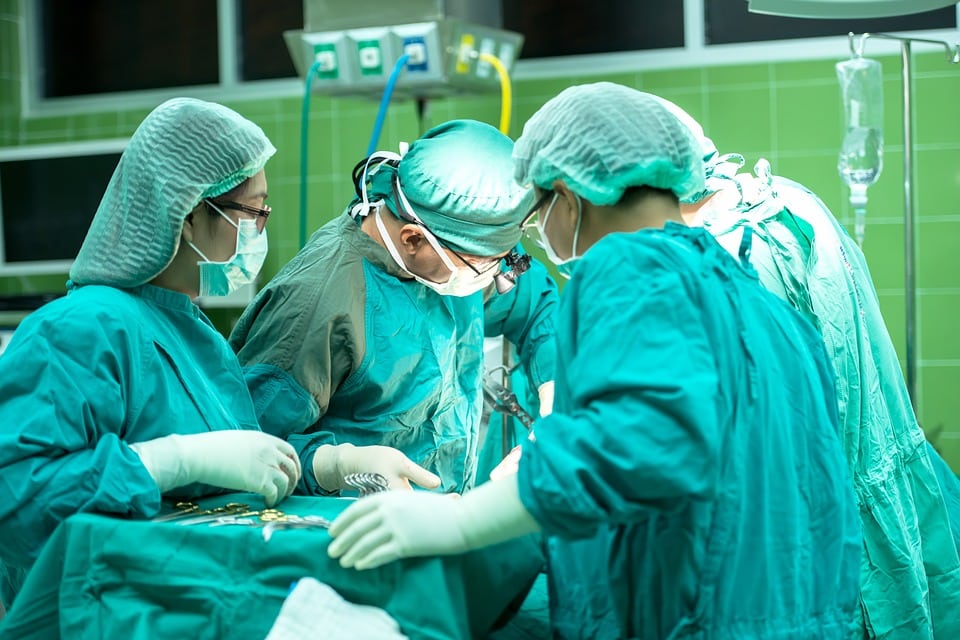 врачи делают операцию фото