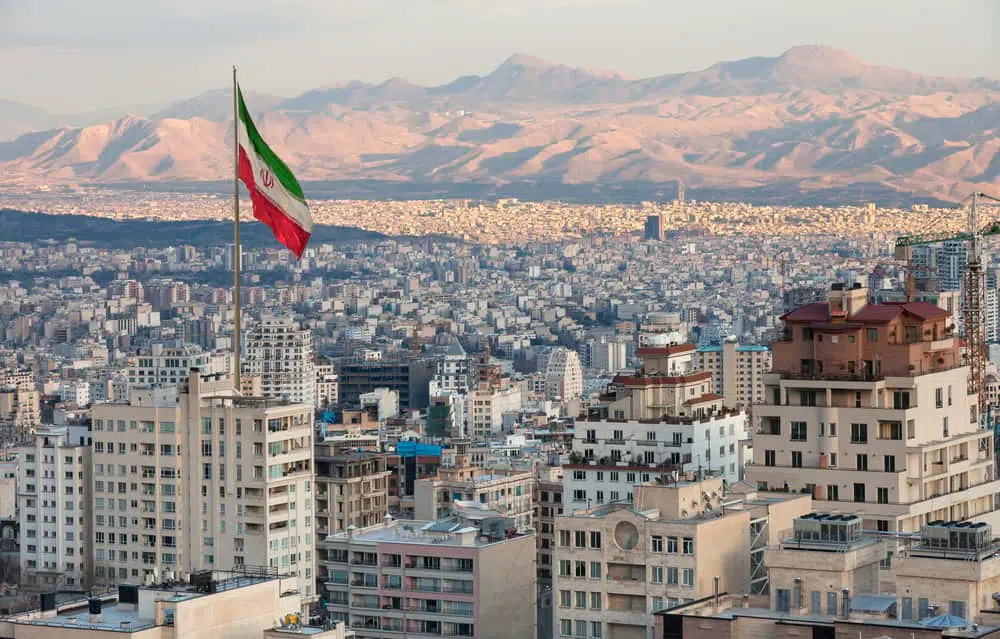 Флаг Ирана над Тегераном фото