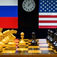 шахматы, российский и американский флаг фото