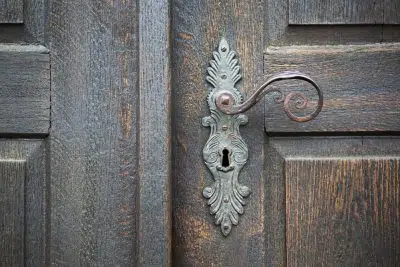 Старинная деревянная дверь фото