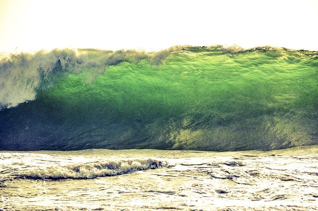 Морская волна цунами фото