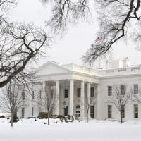 Белый дом в снегу фото