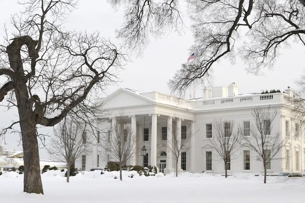 Белый дом в снегу фото