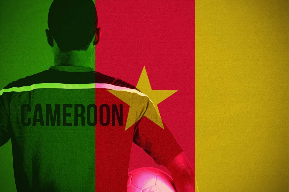 Футболист на фоне флага Камеруна фото