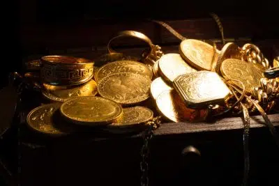 Клад с золотыми монетами иллюстрация