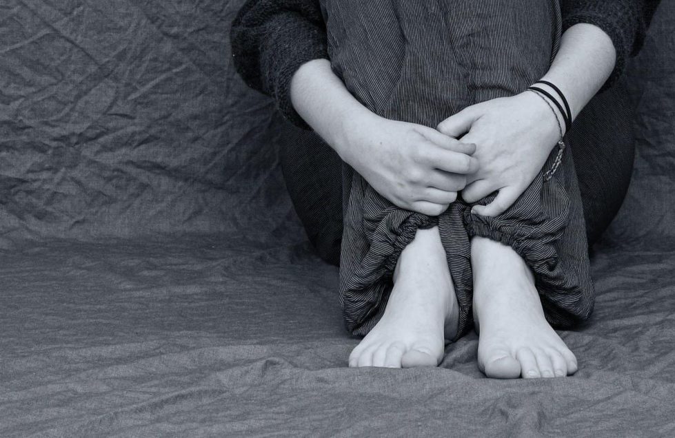 Девушка в депрессии ноги руки фото
