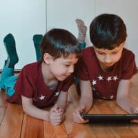 Дети с планшетом учеба фото