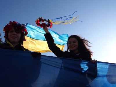 девушки Украина флаг нет войне фото