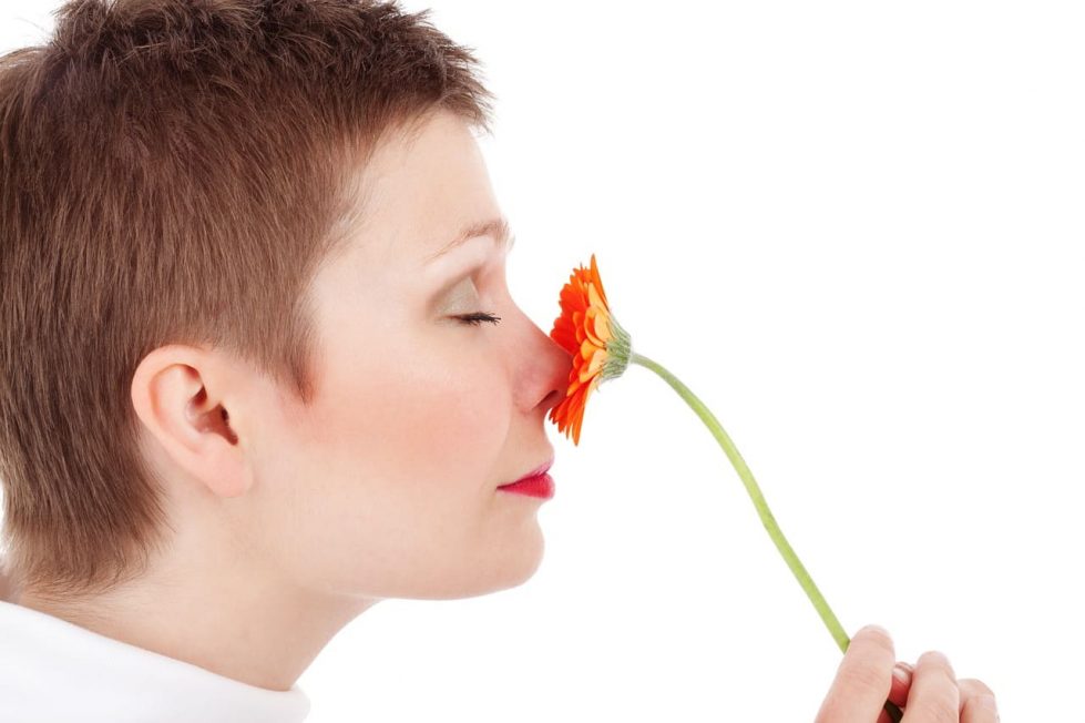 Женщина нюхает цветок фото
