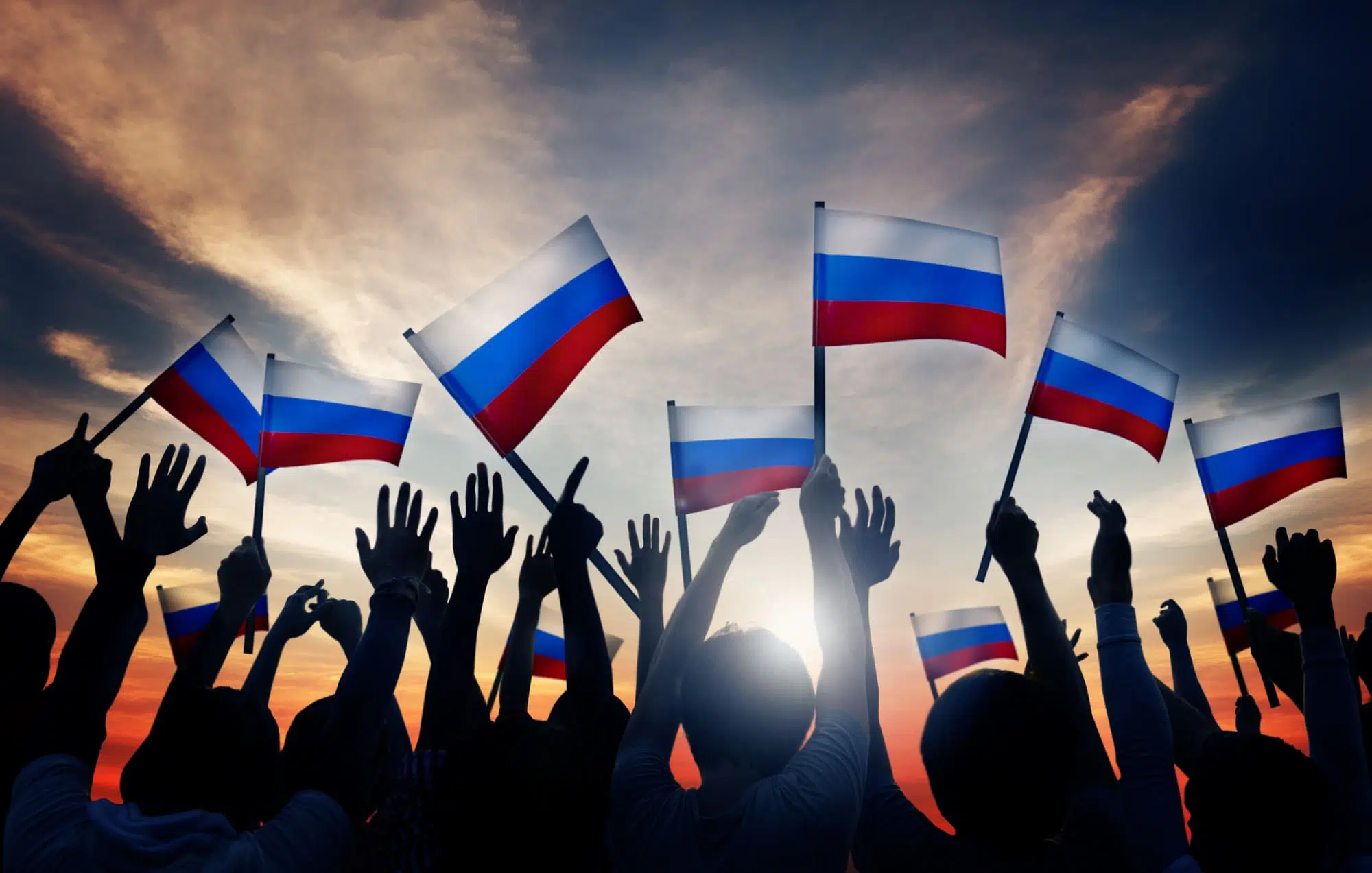 Толпа с российскими флагами картинка