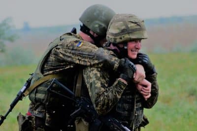 Украинские специалисты разработали плащ-невидимку для бойцов ВСУ