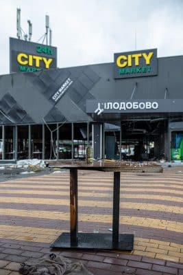 Разрушенный супермаркет возле Киева (2) фото