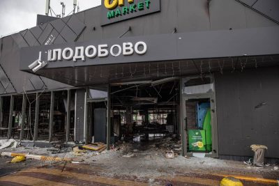 Разрушенный супермаркет возле Киева фото