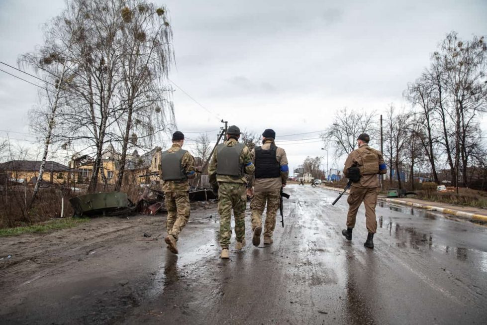 Украинские бойцы возле Киева фото