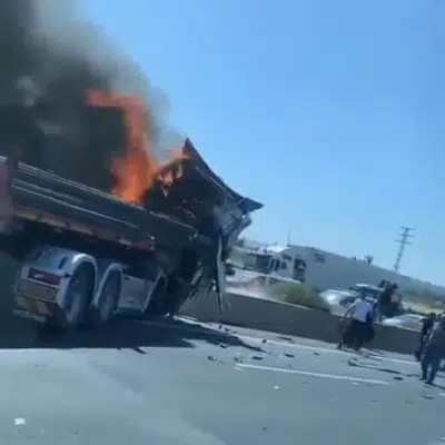 На 6-м шоссе вспыхнул грузовик, водитель не выжил 04.05.2024