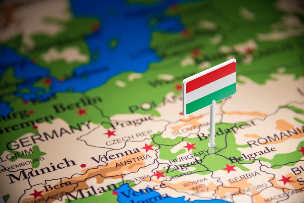 Карта и флаг Венгрии фото