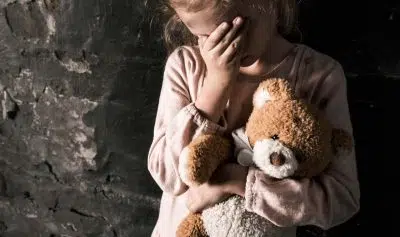 Украинская девочка с игрушкой плачет фото