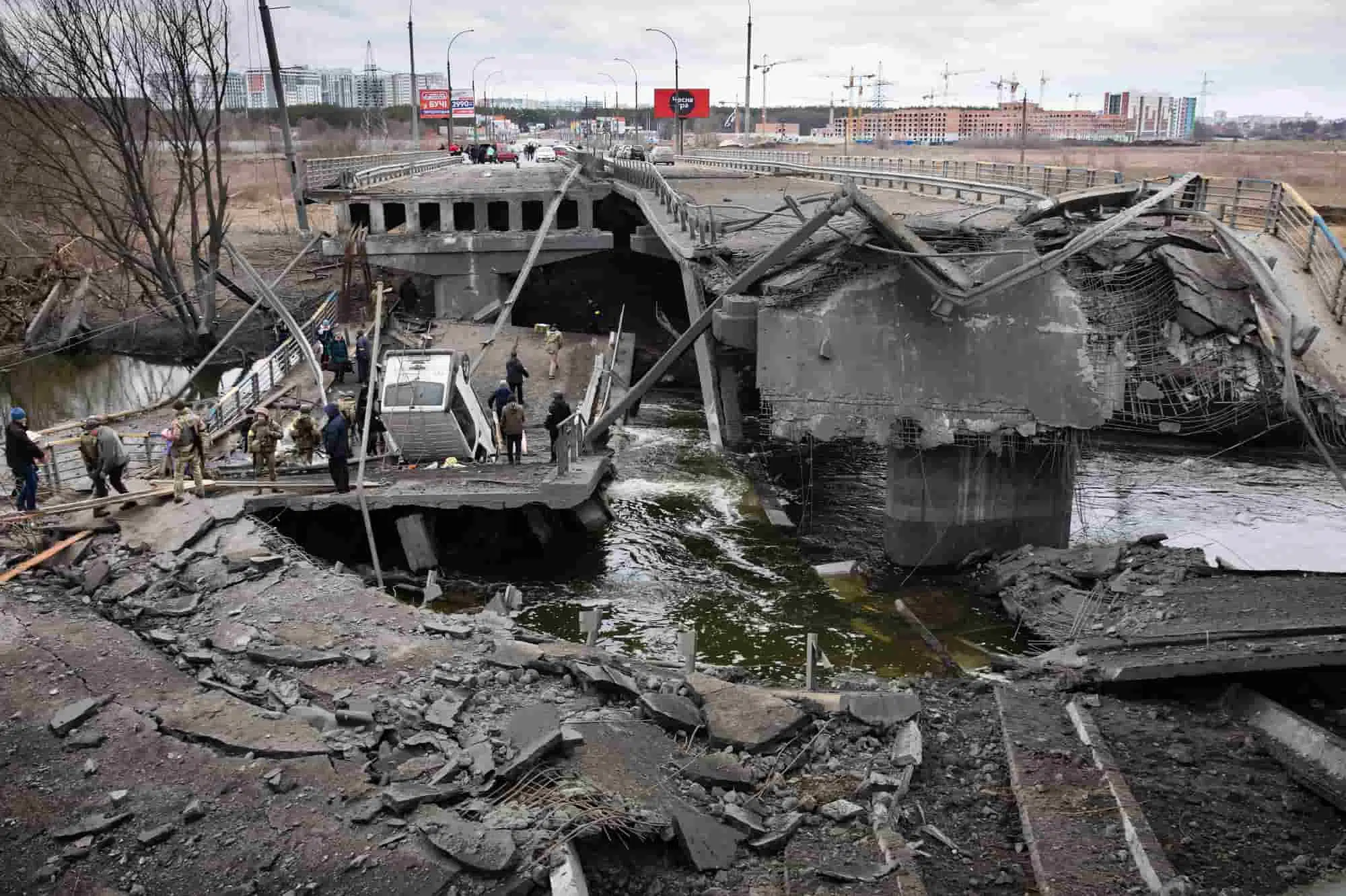 Разрушенный мост. Война в Украине фото