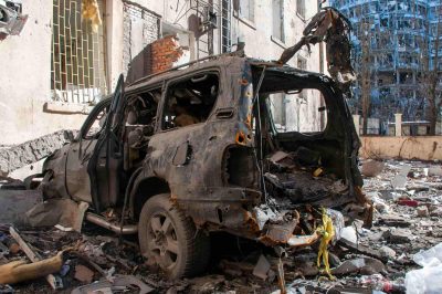 Сожженный автомобиль война в Украине фото