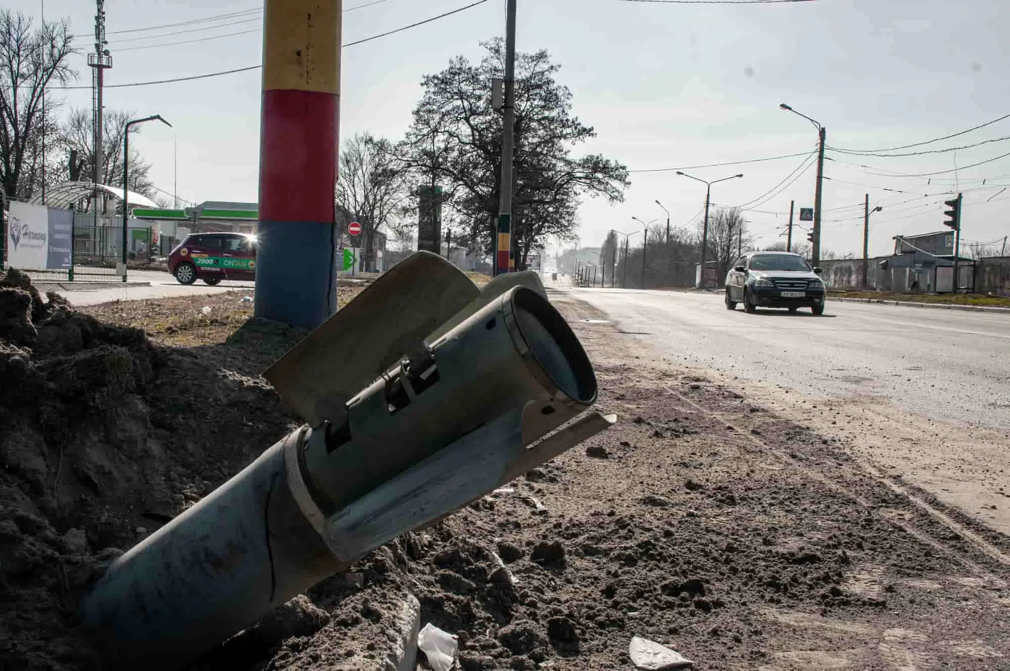 Ракета в земле война в Украине фото
