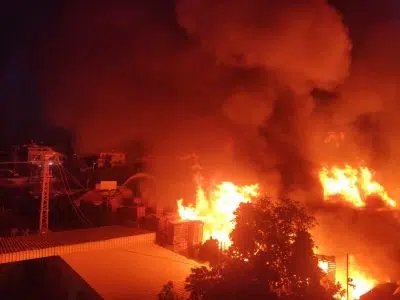 Эвакуация жителей в Араре: вспыхнула фабрика стройматериалов, фото 03.05.2024