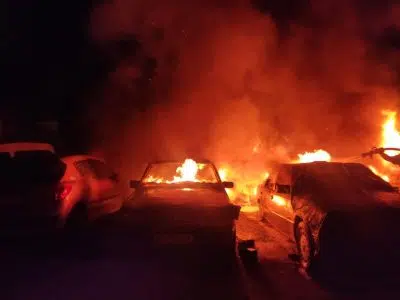 Масштабный пожар на автостоянке в Хадере: вспыхнуло несколько машин 19.05.2024