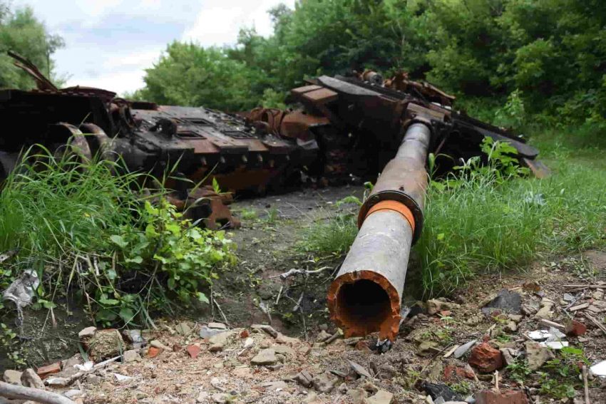 украинская земля «поглощает» остатки российской бронетехники: всу показали удивительные фото 12 августа, 2022