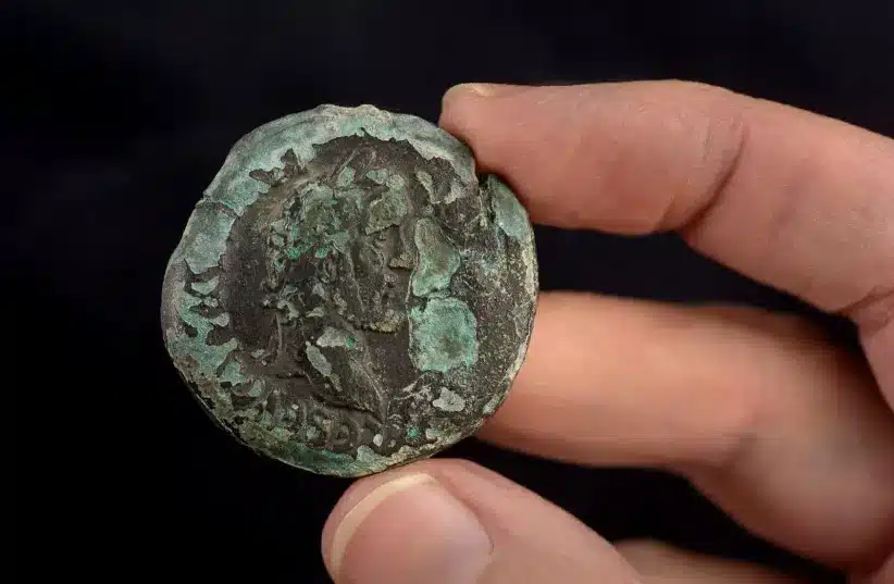 Со знаком Зодиака и богиней Луной: в сети показали фото древней римской монеты, найденной на пляже в Хайфе 20.05.2024