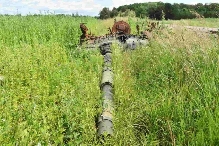 Украинская земля «поглощает» остатки российской бронетехники: ВСУ показали удивительные фото 08.05.2024
