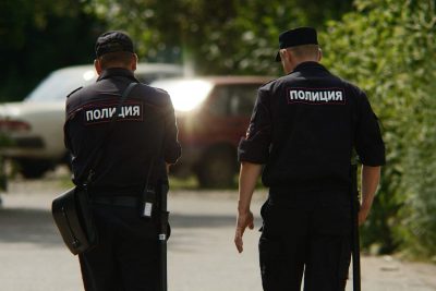 В россии полицейский хотел выбросить соседа из окна из-за сине-желтых цветов одежды