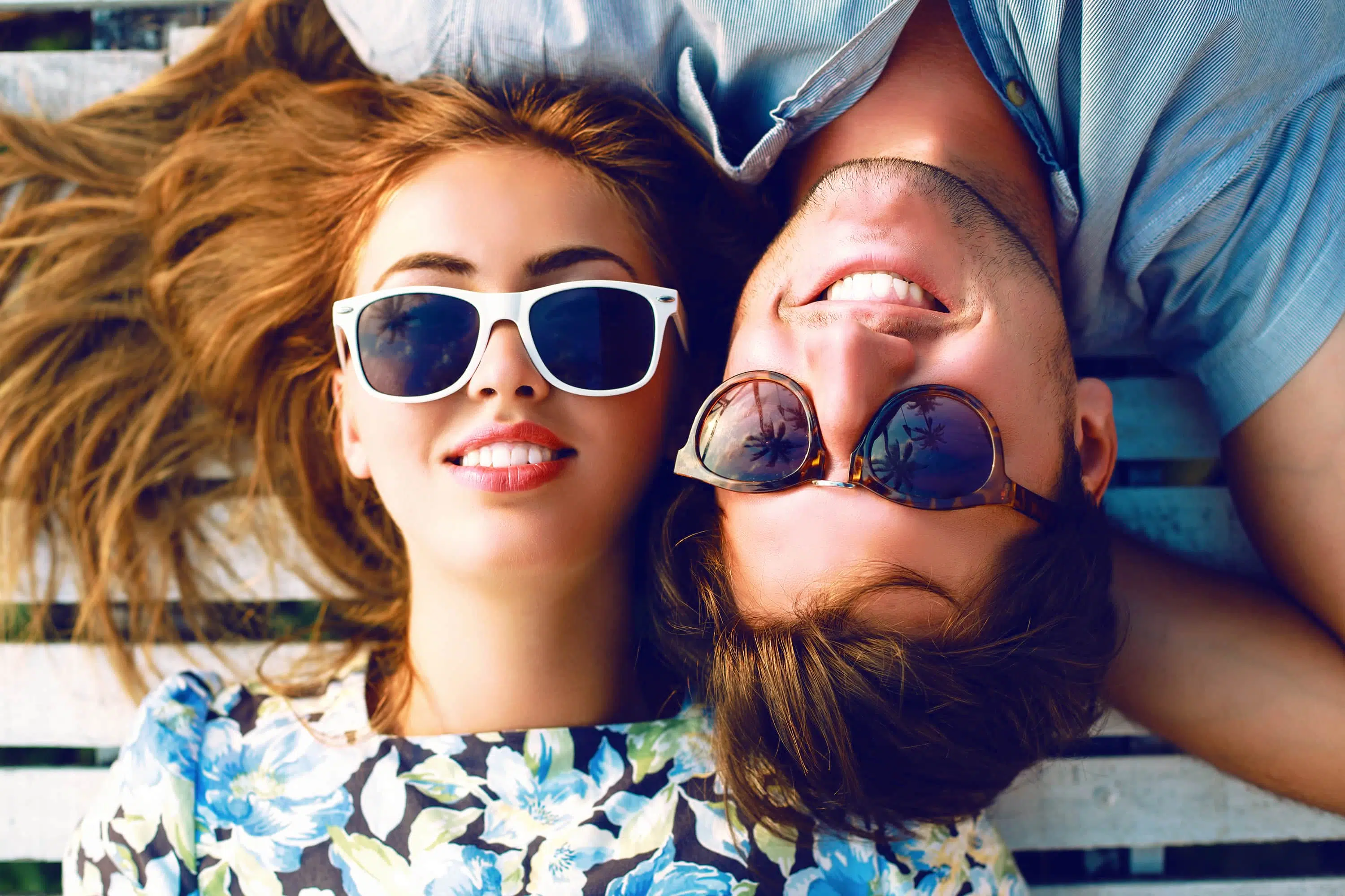 Девушка и парень в солнечных очках фото