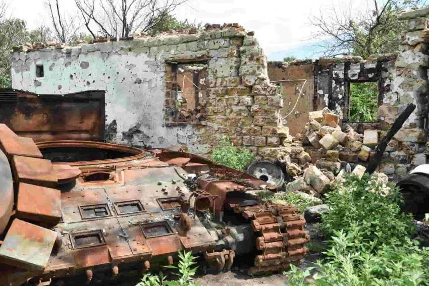Украинская земля «поглощает» остатки российской бронетехники: ВСУ показали удивительные фото 27.04.2024