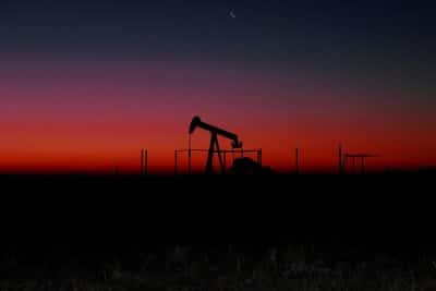 Цены на нефть рухнули ниже 100 долларов за баррель