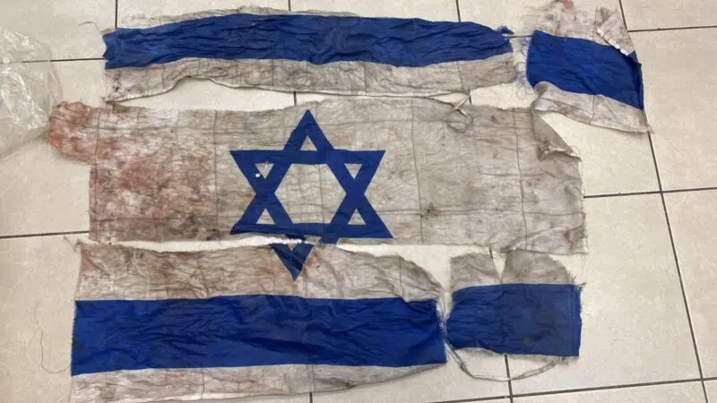 Возмутительные кадры: в Ришон-ле-Ционе араб-бедуин надругался над флагом Израиля 17.05.2024