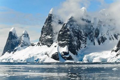 Ученые заметили возле Антарктиды загадочную аномалию - видео