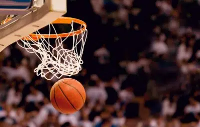 Баскетбольная корзина с мячом фото
