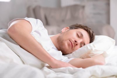 Лучшая поза для сна, которая улучшит пищеварение и уменьшит стресс