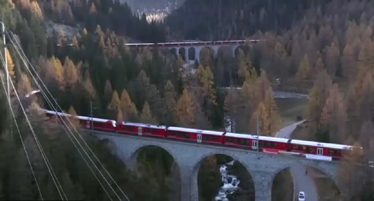 Самый длинный поезд скриншот