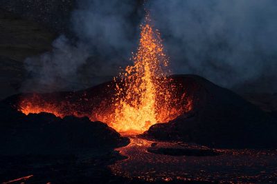 В Антарктике вулкан выбрасывает 6 тысяч долларов в небо ежедневно