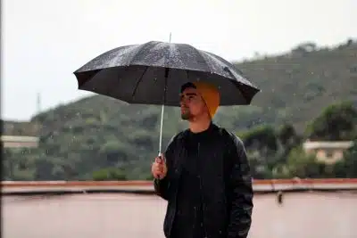 Дождь, мужчина под зонтом фото