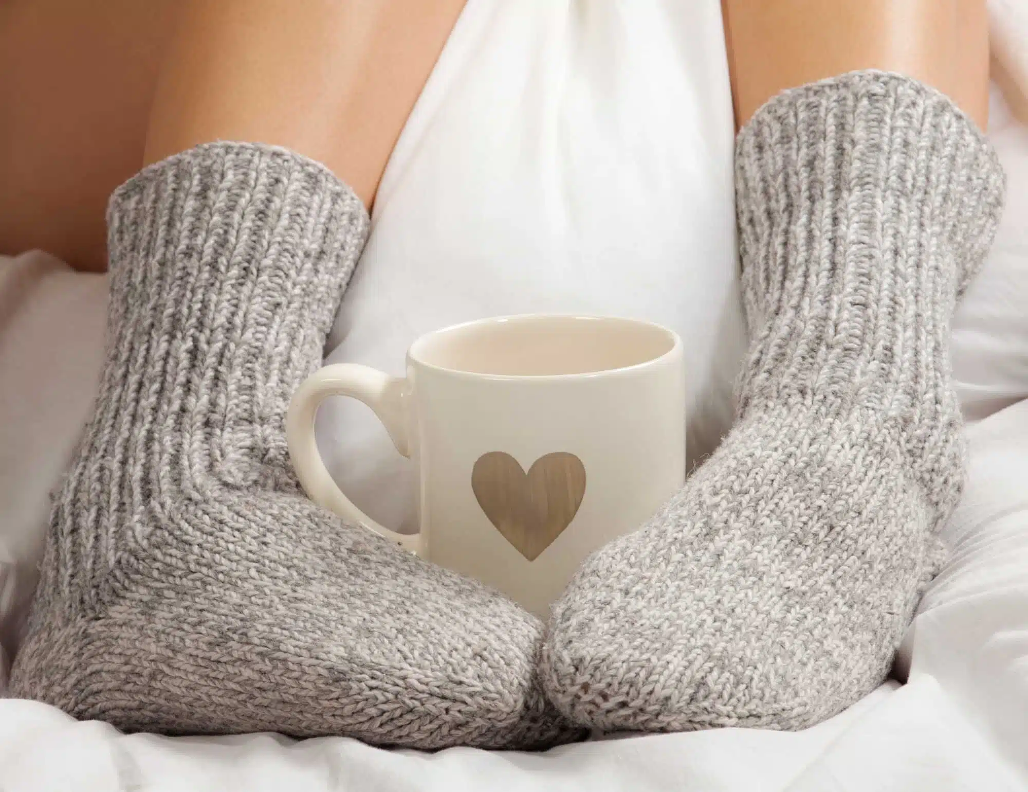 Холод, ноги в носках, утренний кофе фото