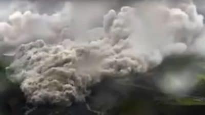 Туристка упала внутрь вулкана во время позирования – фото