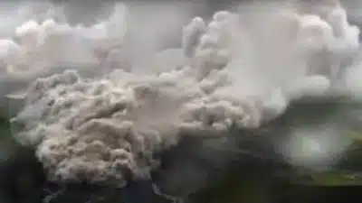 Извержение вулкана в Индонезии скриншот