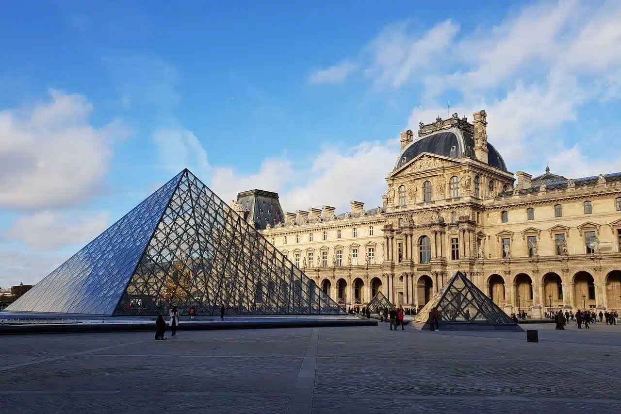 Лувр, Париж фото