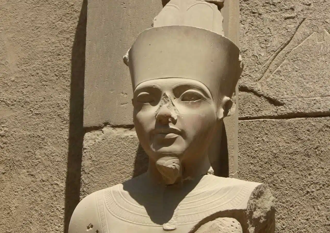 Статуя Тутанхамона фото
