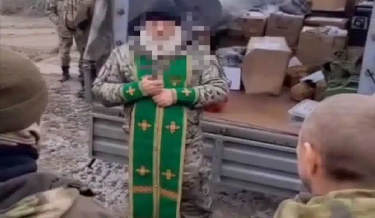 Российский священник и военные скриншот