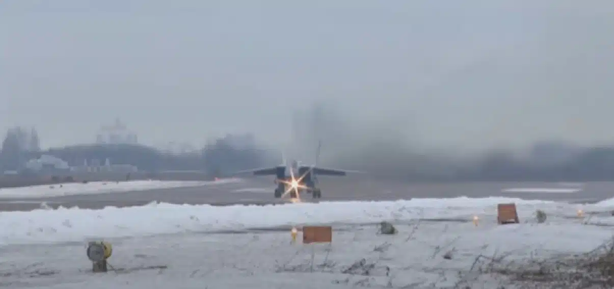 Взрывы на аэродроме в Беларуси скриншот