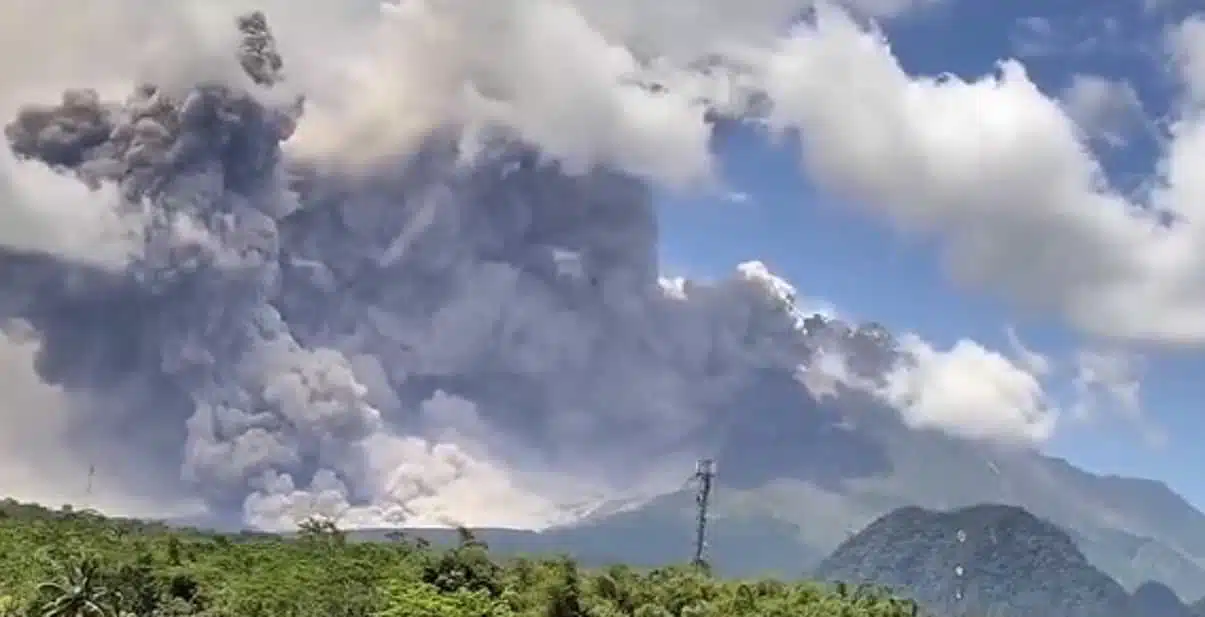 Вулкан в Индонезии скриншот