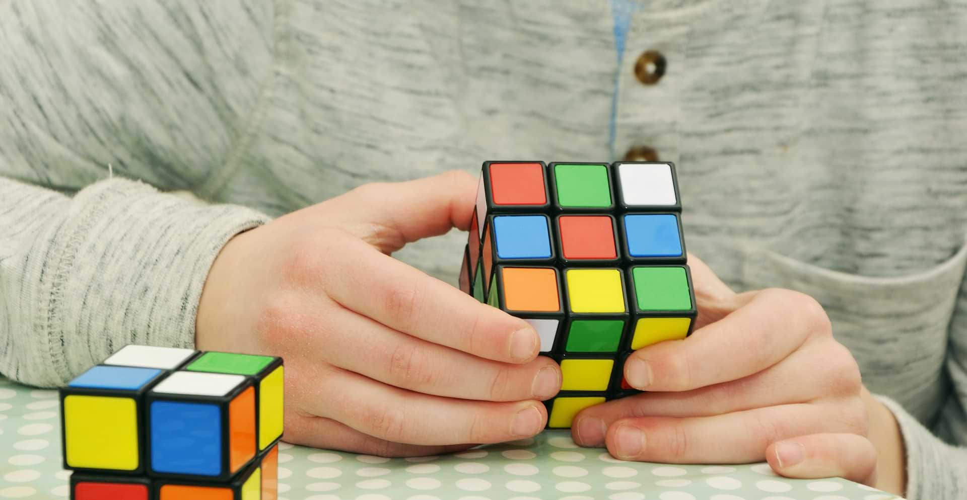 Ребенок в 9 лет побил рекорд скорости сборки кубика Рубика, появилось впечатляющее видео